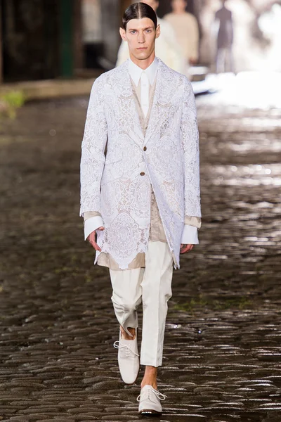 Look 3